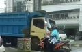 Enggak Perlu Pakai Ilmu, Ibu-Ibu Naik Vario Bikin Truk Berhenti