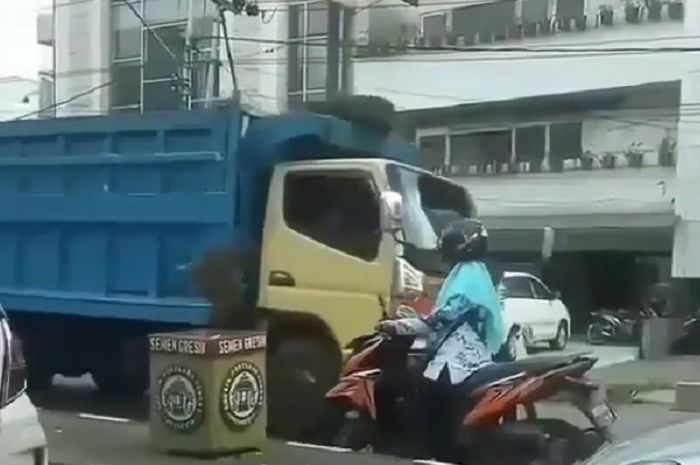 Emak-emak naik Vario lawan arah