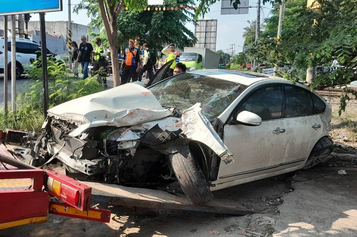 Nissan Teana alami kecelakaan di tertabrak kereta di Bulak Kapal Bekasi