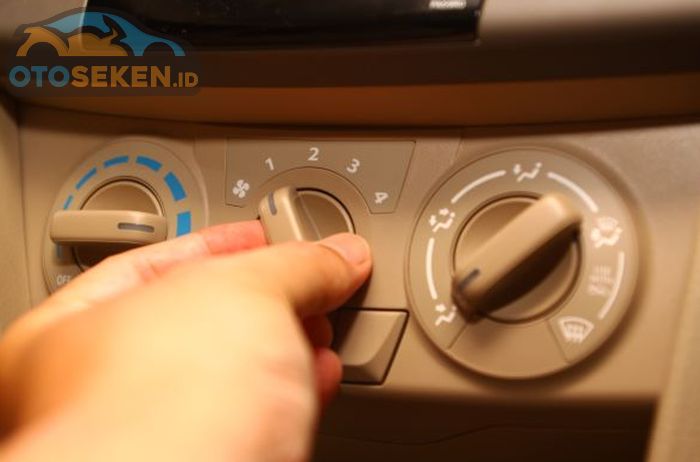 Pastikan kelistrikan mobil dinonaktifkan, termasuk AC, sebelum mesin dimatikan, agar aki lebih awet