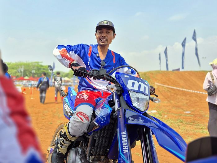 Peserta diberikan tips dan knowladge menggunakan motor trail di jalan tanah oleh tim Yamaha Riding Academy (YRA)