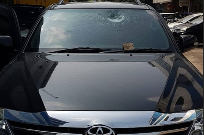 Toyota Fortuner jadi korban pelemparan batu di tol daerah kembangan, Jakarta Barat