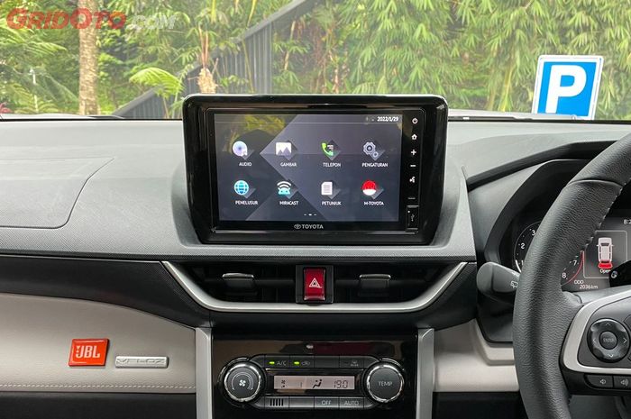 Toyota Veloz GridOto upgrade audio JBL tetap dengan head unit standar 