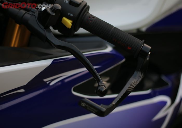 Lever guard di GSX-R150 ini seperti di Moto3 pakai keluaran Bonamici Racing