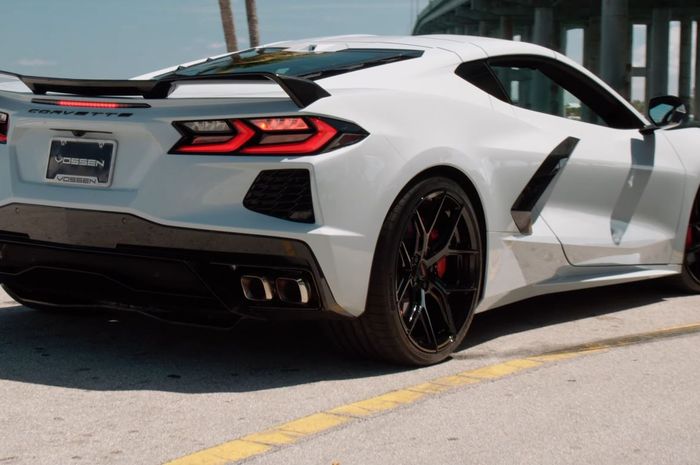 Chevrolet Corvette C8 pasang pelek Vossen