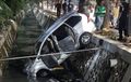 Daihatsu Xenia Nungging di Kali, Bumper Depan 'Nyungsep', Hindari Hantam Mobil Depan