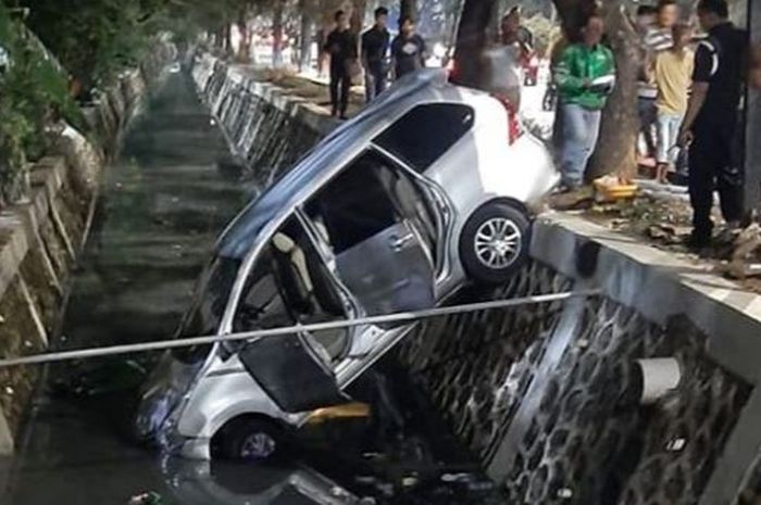 Daihatsu Xenia trjungkal ke kali karena menyelamatkan diri dari kendaraan di depannya
