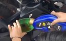 Viral Aksi Ekstrem Minum Oli Mesin di Makassar, Ini Dampak Bahayanya Bagi Tubuh