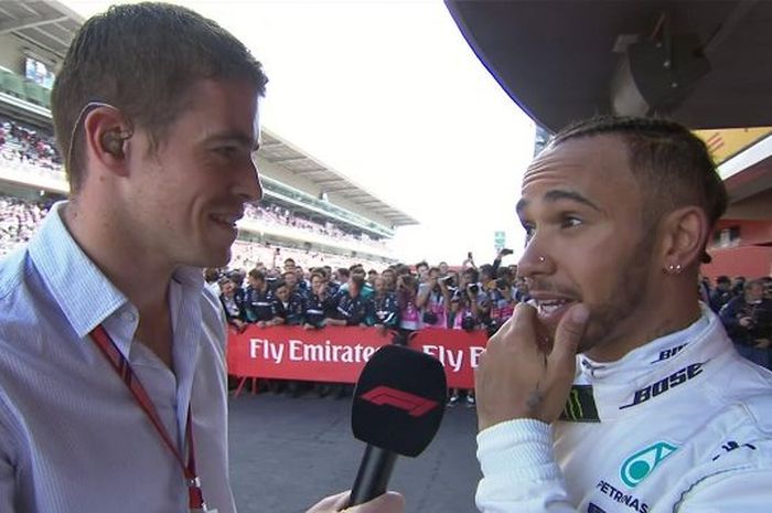 Lewis Hamilton tampak senang banget menjadi juara di F1 Spanyol di sirkuit Barcelona-Catalunya, (13/5/2018)