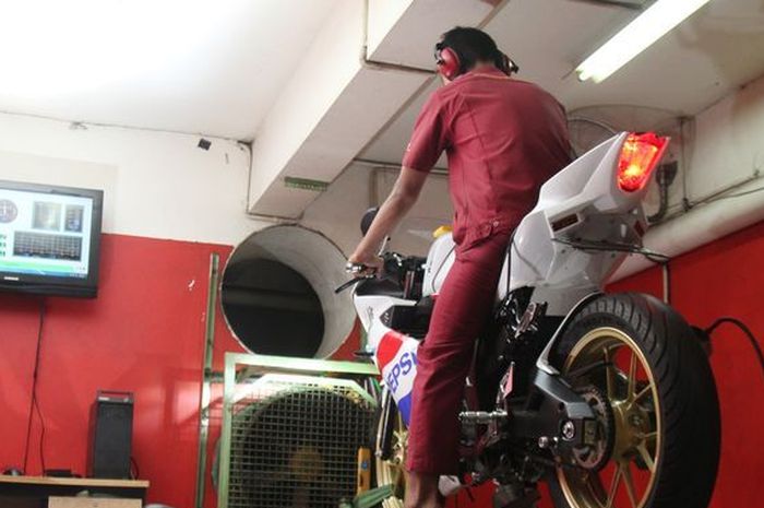 Suzuki GSX-R150 sedang di dyno.