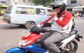 Awas! Bawa Motor Sambil Merokok Akan Ditilang. Ini Aturannya!