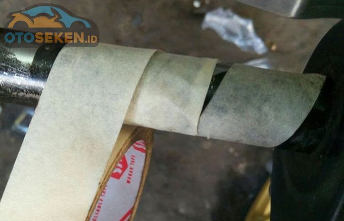 Pasang isolasi (selotip) kertas sebelum pasang handgrip di setang