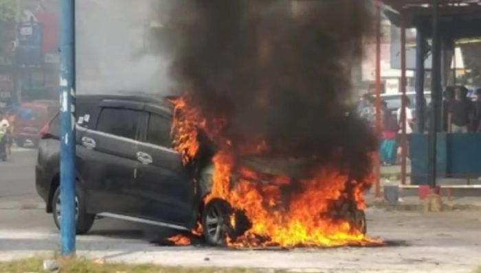 Ilustrasi mobil terbakar