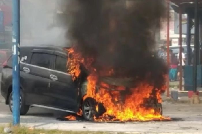 Ilustrasi mobil terbakar