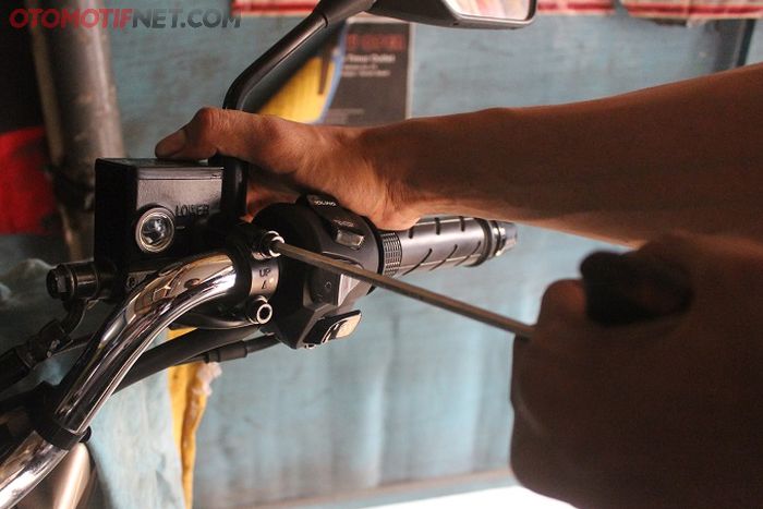 Pasang Stabilizer Setang di All New Honda PCX 150 (Gbr.3) 