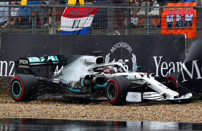 Lewis Hamilton terjebak lama di pitstop karena sayap depan mobilnya rusak setelah menabrak pagar pembatas  dan akhirnya cuma finis ke-9 di F1 Jerman 2019