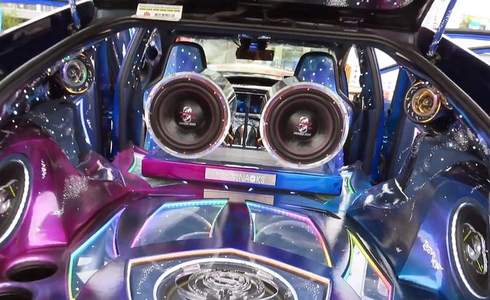 Audio custom di kabin belakang Toyota Prius