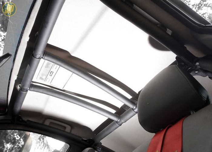 Demi safety, dipasangi rollbar 8 titik didalam kabin Mitsubishi Pajero Sport ini. 