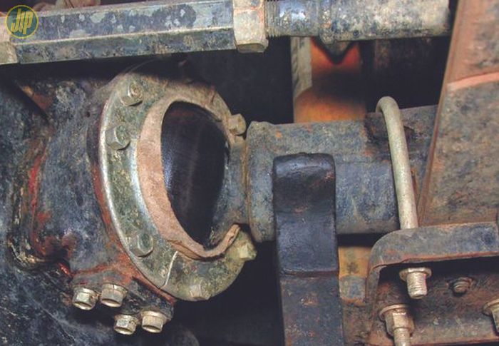  Sil debu pada knuckle gardan depan Suzuki Jimny salah satu bagian yang wajib diperiksa.