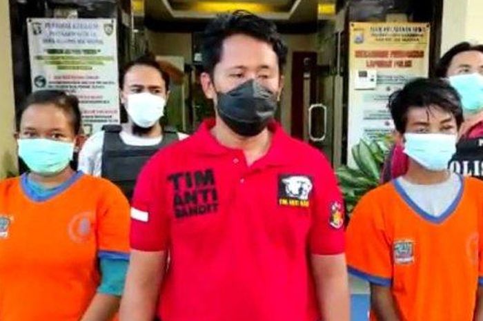 Dua tersangka pencurian Yamaha Mio HA (23) dan MU (24) saat dibawa ke Mapolsek Sawahan 