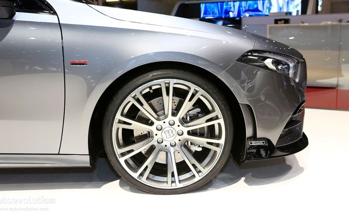 Pelek khusus buatan Brabus dengan profil ban lebih tipis