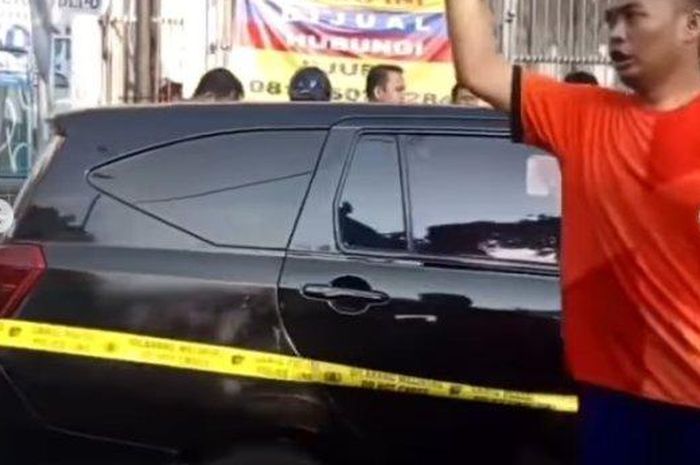 Toyota Calya berhenti bikin jalan Margona Depok macet parah. Usut punya usut ada temuan ini di kabin