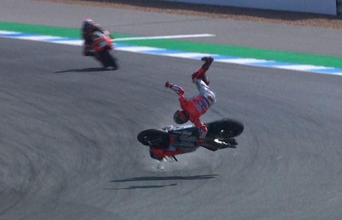 Jorge Lorenzo terlempar keras dari motornya di FP2 MotoGP Thailand