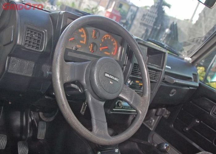 Dasbor Suzuki Jimny dimodifikasi dan dipasangi setir milik Jimny JB31. 