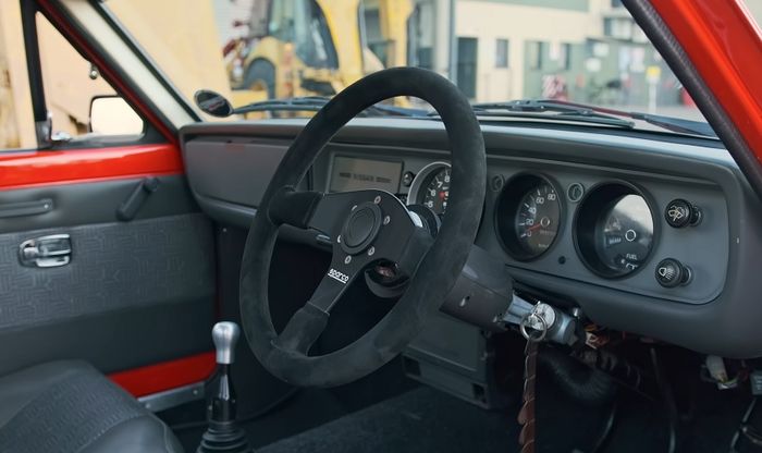 Setir balap Sparco di kabin restorasi pikap Datsun 1200