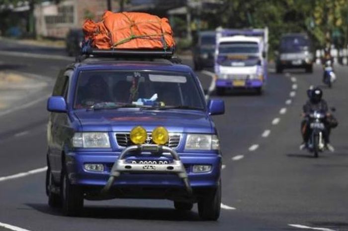 Pemudik seringkali membawa beban berlebih pada kendaraan