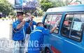 Penumpang Enggak Perlu Takut, Paguyuban Sopir Angkot Kota Malang Semprot Disinfektan ke Mobilnya