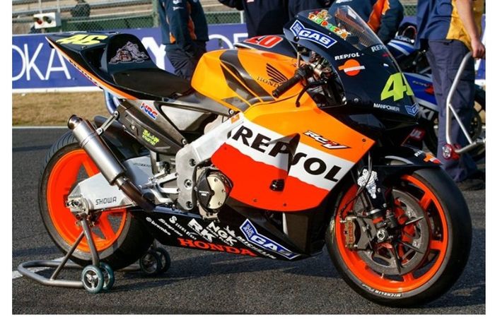 Masih ditunggangi Valentino Rossi, dibanding tahun sebelumnya, warna Honda RCV211V 2003 tampak lebih cerah