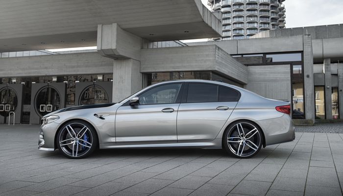 BMW M5 pakai pelek pelek sporty ukuran 21 inci yang dibungkus ban Michelin.