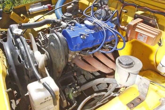 Mesin F10A 1000 cc bawaan Suzuki Jimny ini dimaksimalkan dengan penggantian camshaft berdurasi lebih tinggi dan dipasangi karburator Suzuki Futura.