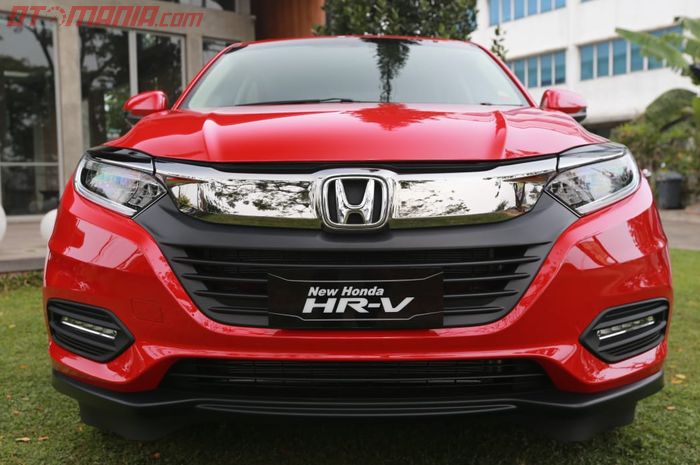 Tampilan depan New Honda HR-V kini lebih segar dengan desain gril dan lampu baru