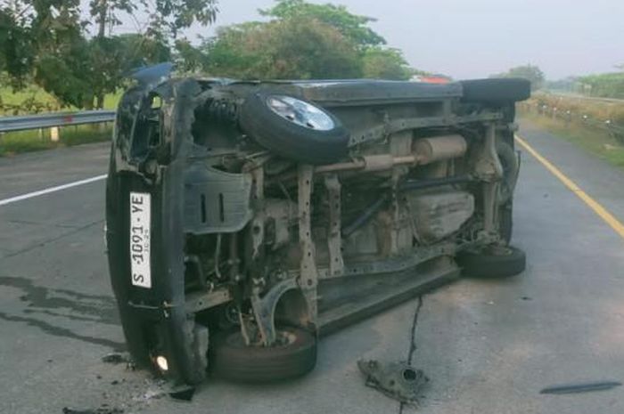 Toyota Avanza rebah kana usai terjang truk elpiji di Tol Jombang-Mojokerto