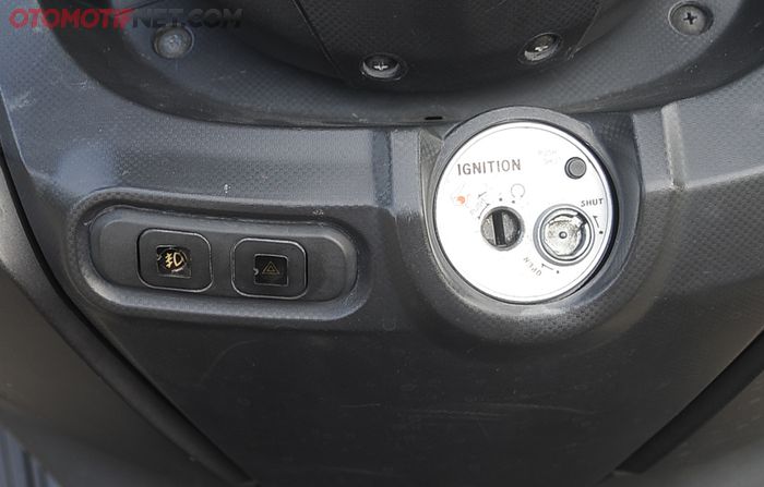 Di samping rumah kunci kontak SYM GTS 250i ada tombol untuk menyalakan fog lamp dan hazzard. Pakai tombol terpisah dari panel setang jadi mirip mobil ya!