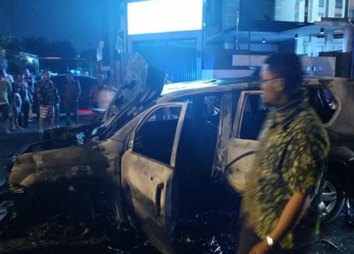 Mobil Nissan X-Trail yang melaju dari arah Jalan Sompok Lama ke arah Jalan Sompok Baru hangus terbakar, Senin (25/6/2018) 