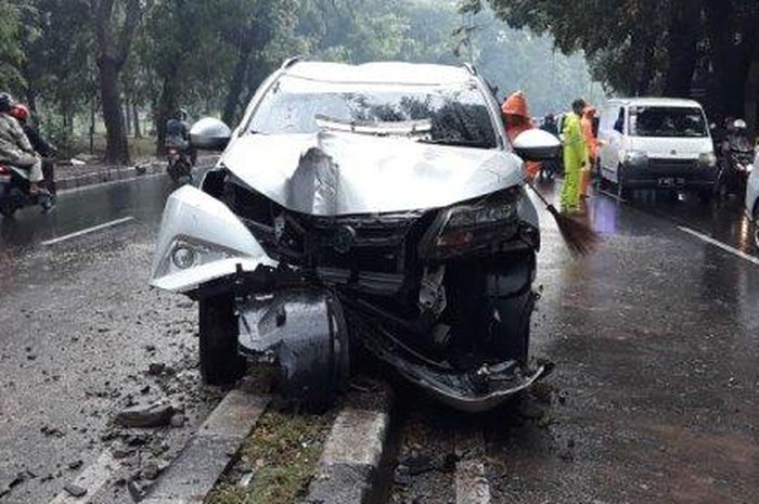 Kondisi Toyota Rush yanng ringsek terjang median jalan dan tabrak tiang PJU