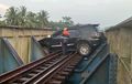 Toyota Fortuner Kejepit di Jembatan Kereta Api Disengaja Sopir: Biar Mati Semua