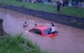 Kabin Sedan Ini Penuh Air Bak Lagi Berendam, Efek Buang Setir Saat ketemu Emak-emak