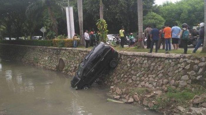 Toyota Avanza tecebur ke sungai saat dievakuasi 