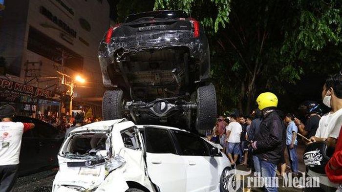 Warga menyaksikan kecelakaan beruntun di Jalan Gagak Hitam, Medan, Sumatera Utara, Kamis (14/5/2020).