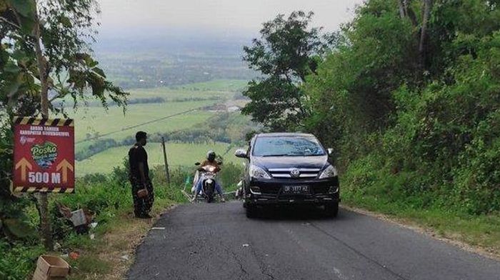 Saat menghadapi jalan menanjak, kuncinya tetap tenang dan kuasai mobil