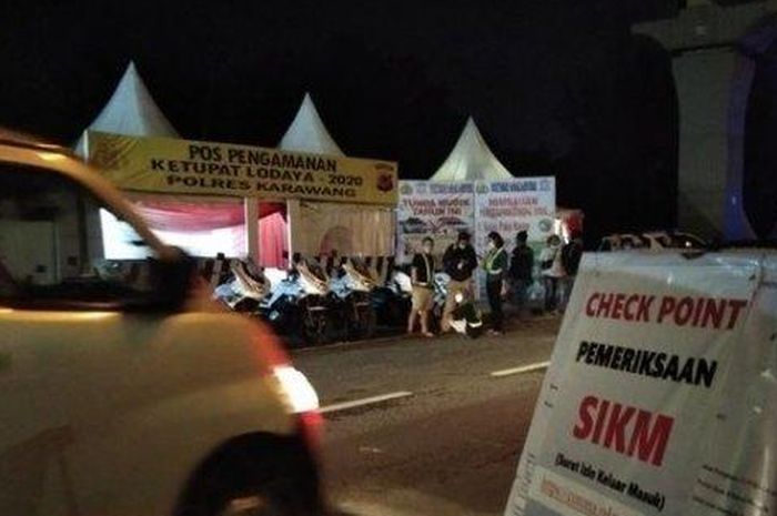 Sejumlah kendaraan tengah mengantre di pos check point dan pemeriksaan SIKM DKI Jakarta di tol Japek kilometer 47 B, Minggu (25/5/2020).