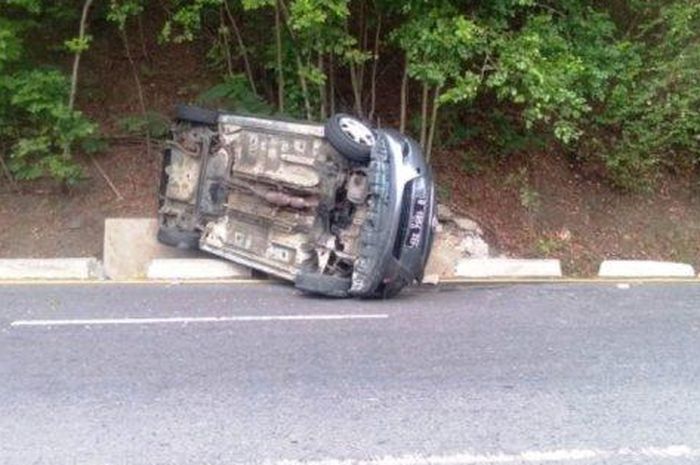 Toyota Vios terguling di tanjakan Gombel Semarang