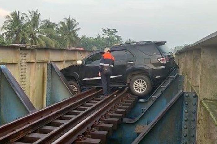 Toyota Fortuner pemudik asal Jambi tujuan Purworejo, Jawa Tengah terjepit di tengah jembatan rel kereta api di Sumpiuh, Banyumas, Jawa Tengah