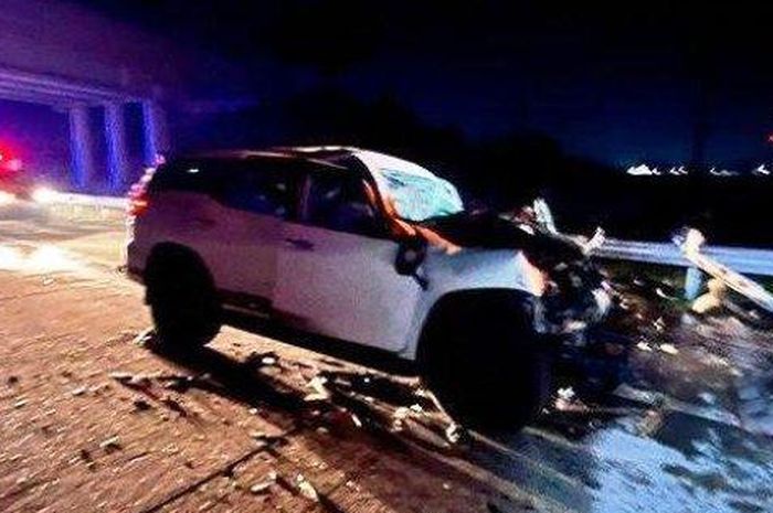 Toyota Fortuner acak-acakan di Tol Sragen. Satu penumpang terenggut nyawanya