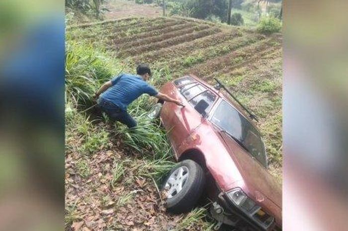 Mazda Vantrend jungkir balik ke perkebunan warga