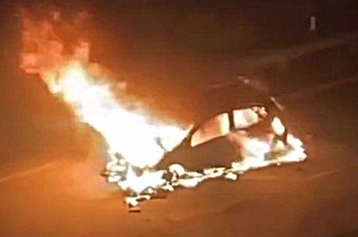 Toyota Agya membara di Tol Gayamsari, Semarang. Berawal cium ban serep truk di depannya